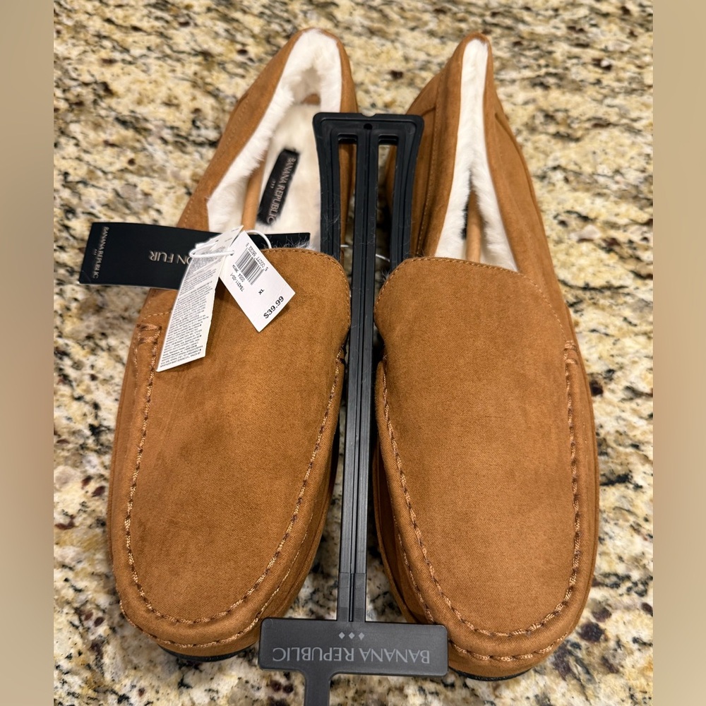 Banana Republic Factory tan faux leather slipper with a faux fur lining XL 11-12